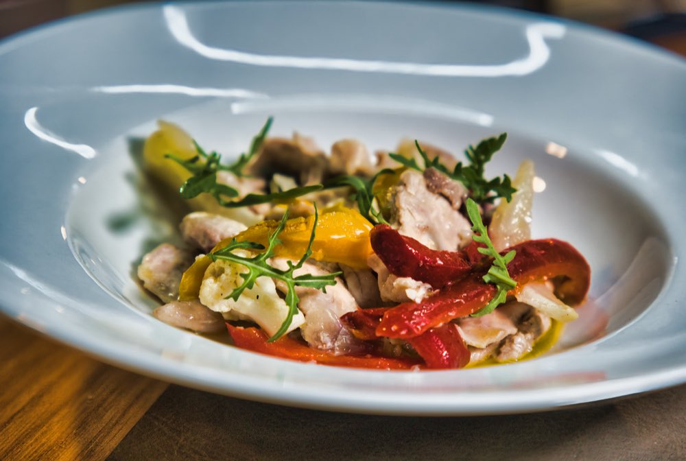 Piatto di carne con peperoni, cavolfiore e rucola